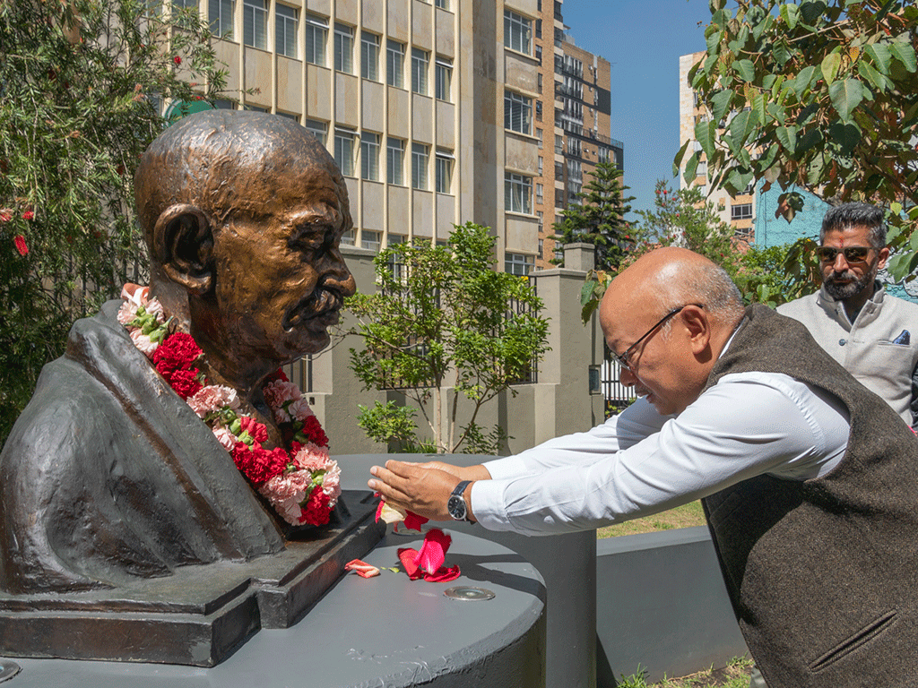 El Gobierno De La India Rinde Homenaje A Mahatma Gandhi En Utadeo