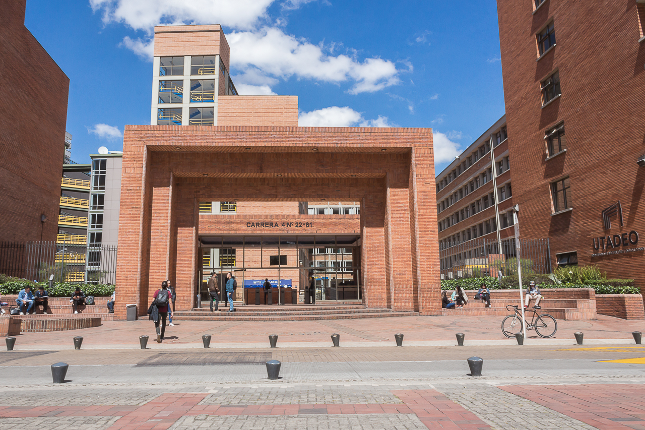 Entrada Principal De Utadeo - Arcos | Universidad De Bogotá Jorge Tadeo ...