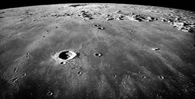 Video de objeto que vuela sobre la superficie de la Luna | Universidad