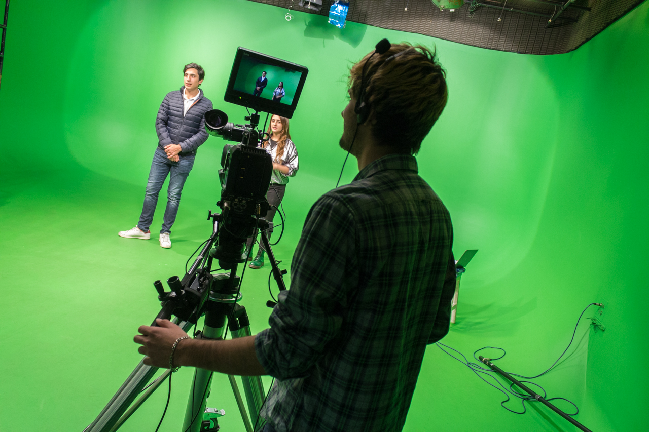 Estudiantes de Utadeo en estudio de televisión