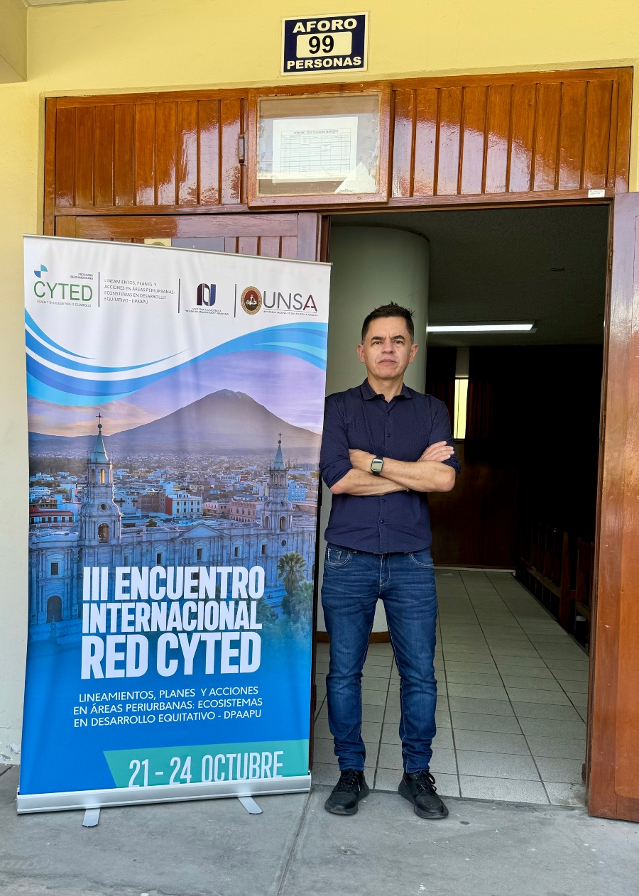 Profesor Eduardo Chica del Área Académica de Arquitectura y Hábitat de Utadeo en Arequipa, Perú