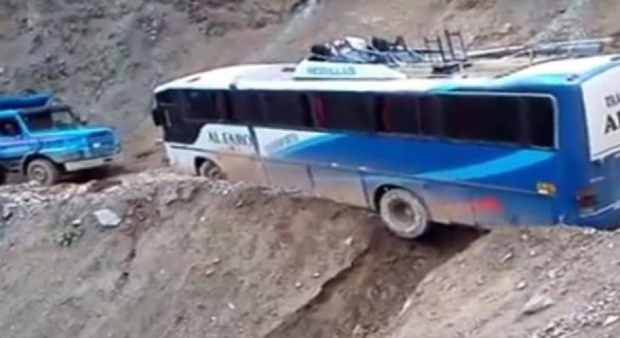 Así Fue El Rescate De Un Bus Que Estaba A Punto De Caer A Un Abismo En ...